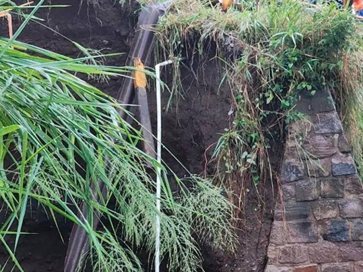 El terreno de las cabeceras del puente ha ido cediendo debido a la fuerte corriente.