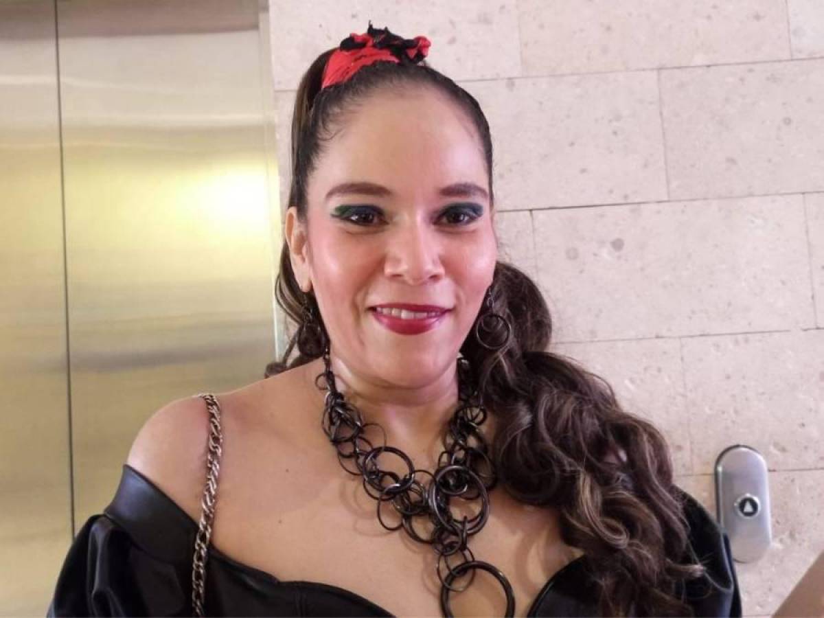 La abogada Jenny Almendarez se convirtió en la primera mujer que se autopostuló para ocupar la titularidad del Ministerio Público. La profesional del derecho es hija del exrector de la UNAH Juan Almendarez Bonilla. Desde 1999 hasta el 2015 se desempeñó como fiscal titular en la capital, fue una de las postulantes menos denunciadas, posicionándose, así como una de las favoritas, pese a no contar con un padrino político.