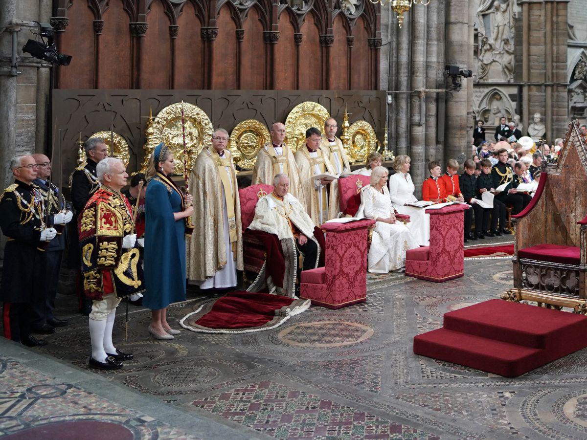 Carlos juró cumplir con la leyes de Inglaterra y respetar la Iglesia.