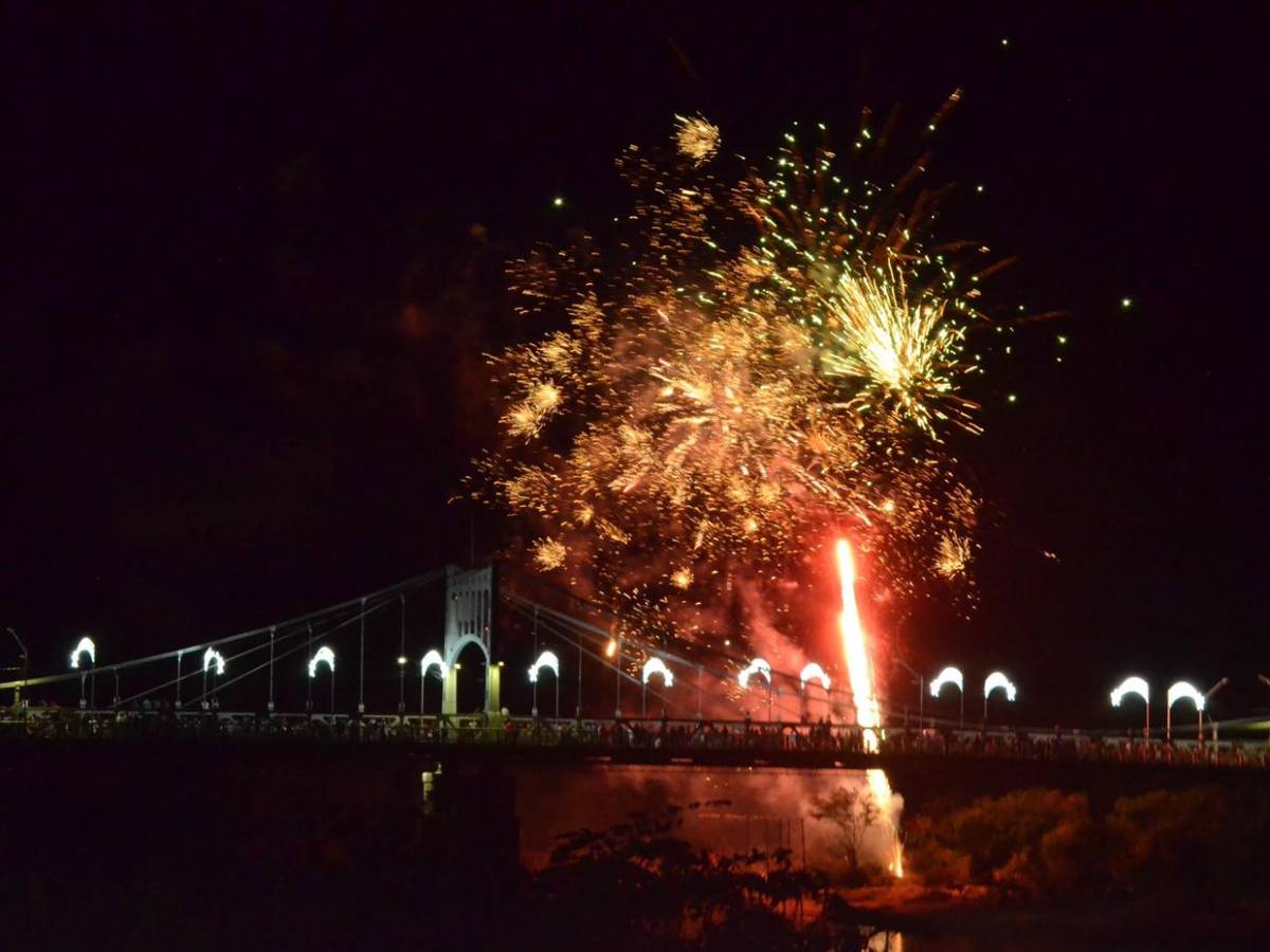 Así luce el icónico puente Choluteca con la llegada de Navidad