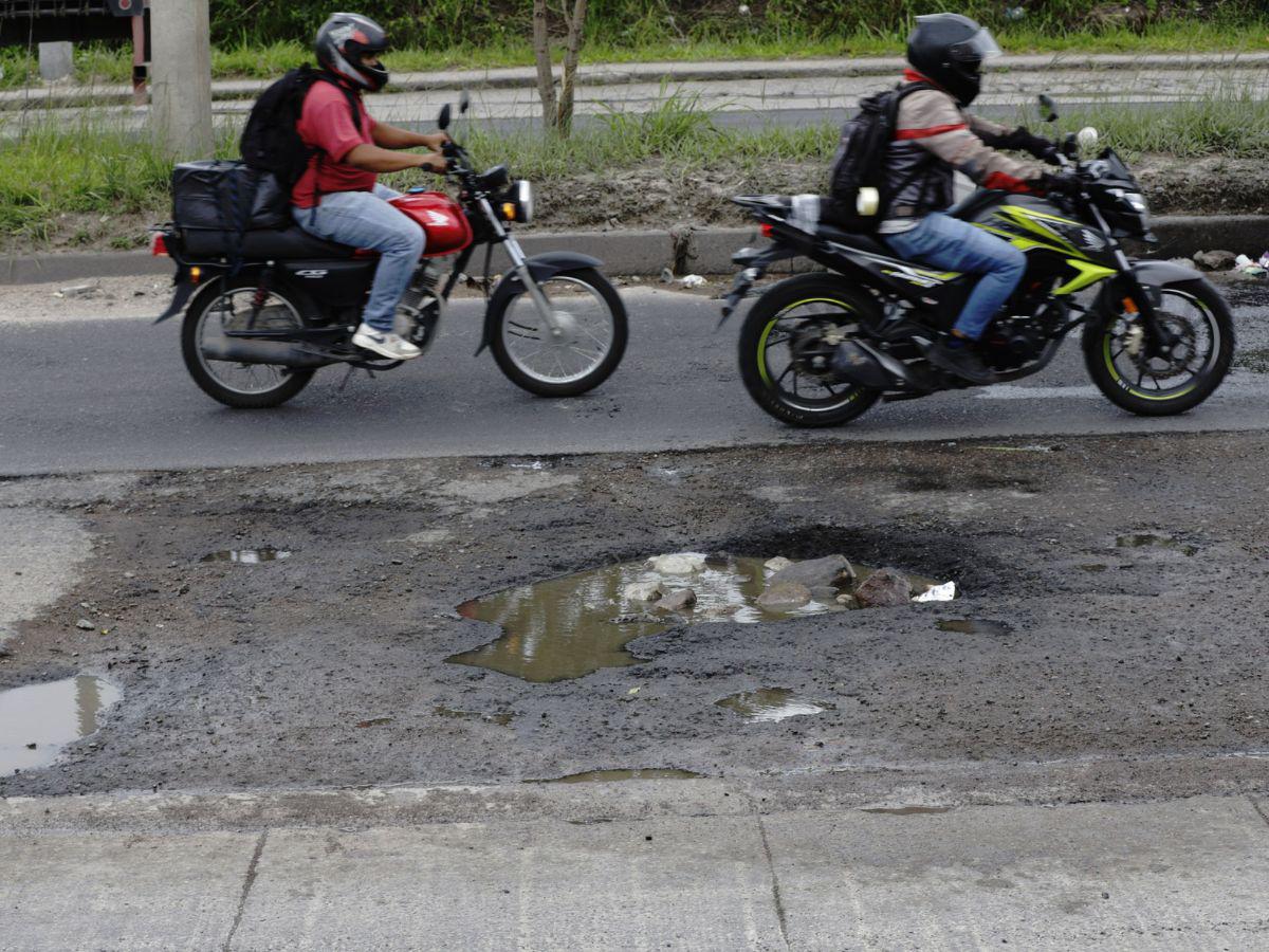 Sobre ‘cráteres’ y en tinieblas transitan motociclistas por algunas zonas de Honduras