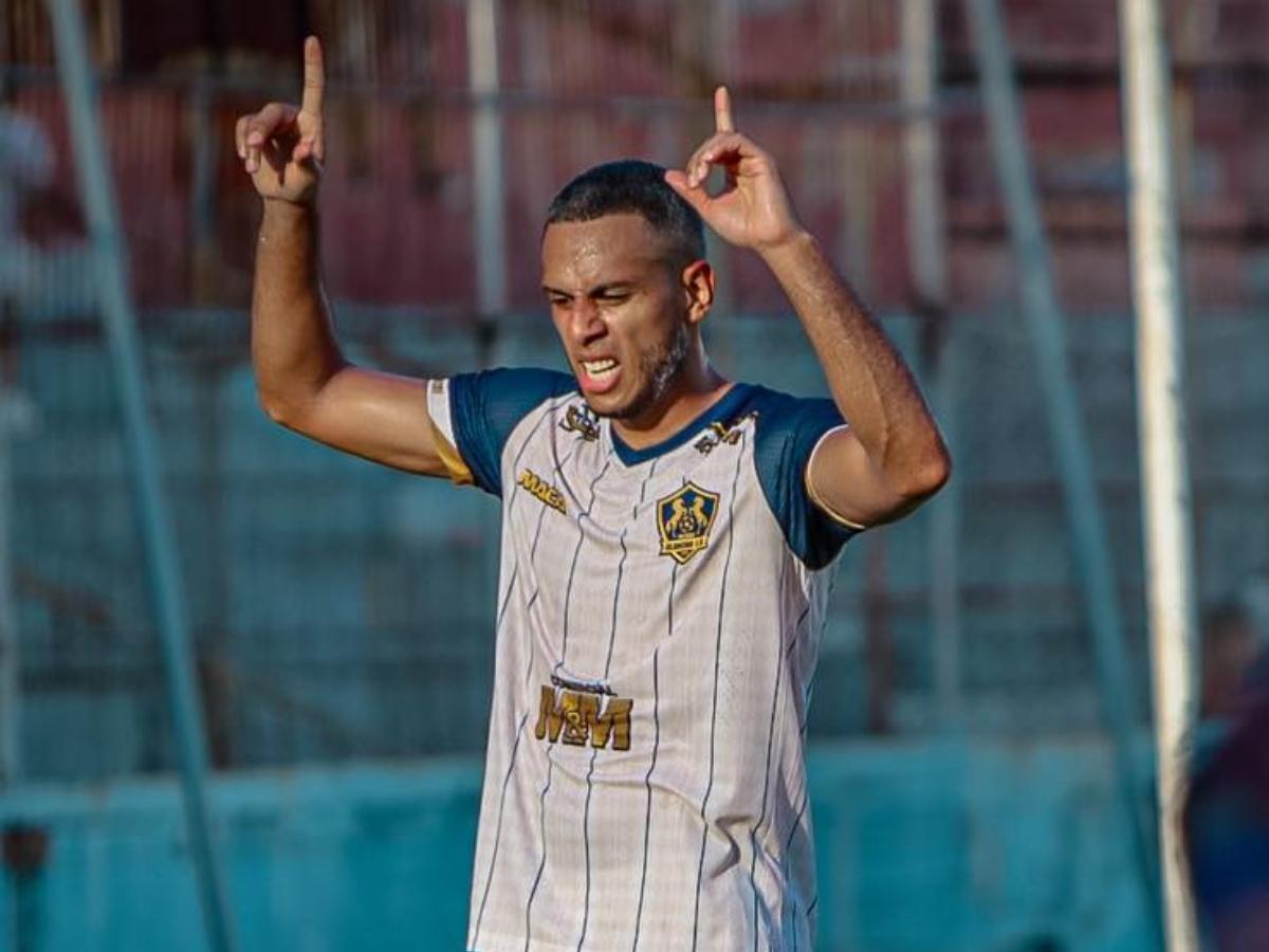 Eddie Hernández celebrando el empate momentáneo del partido.