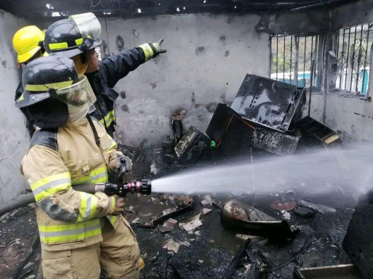 Voraz incendio consume vivienda y carro en la colonia San Miguel