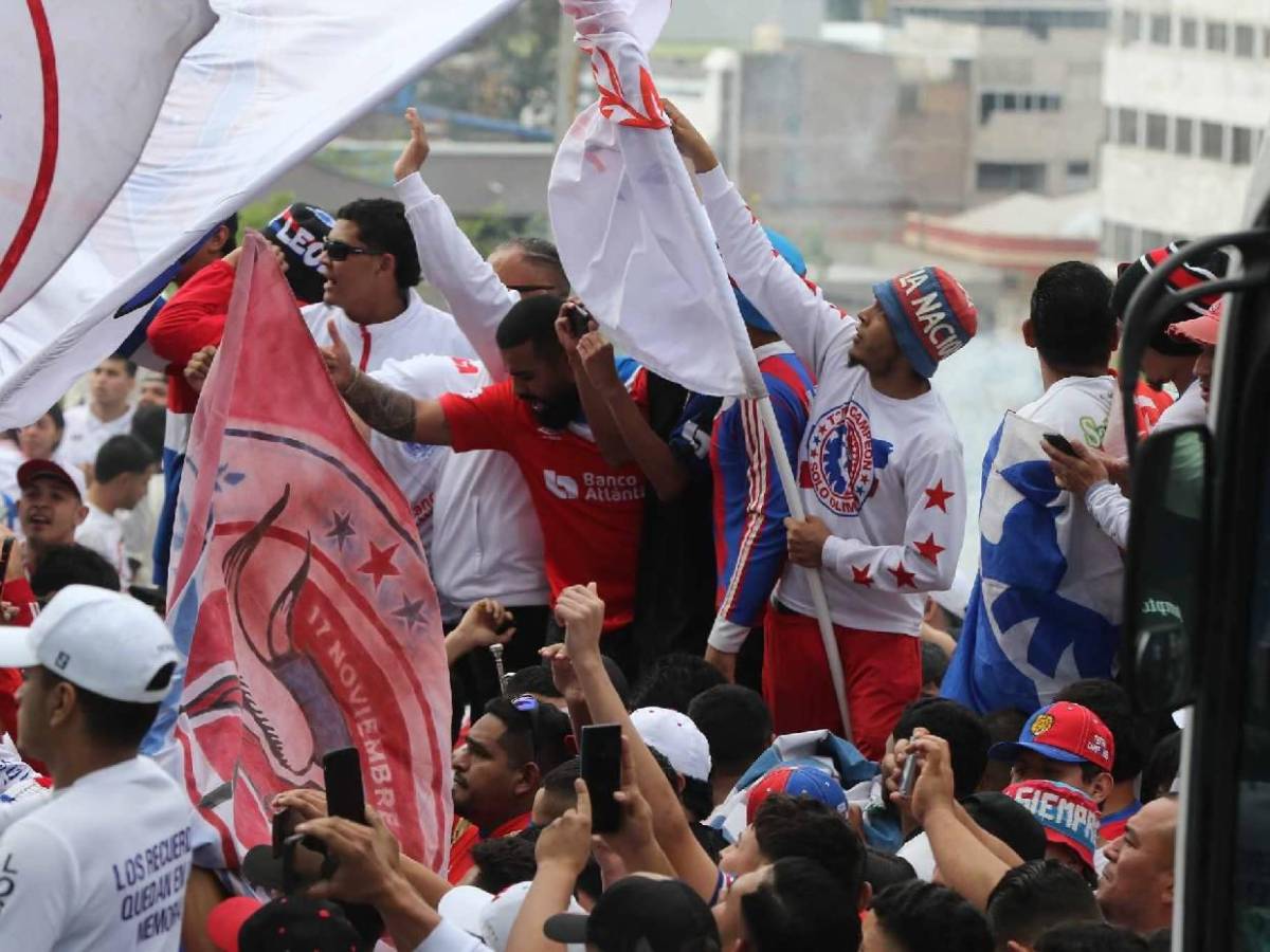 Ultra Fiel se luce en llegada al estadio Nacional para final ante Motagua