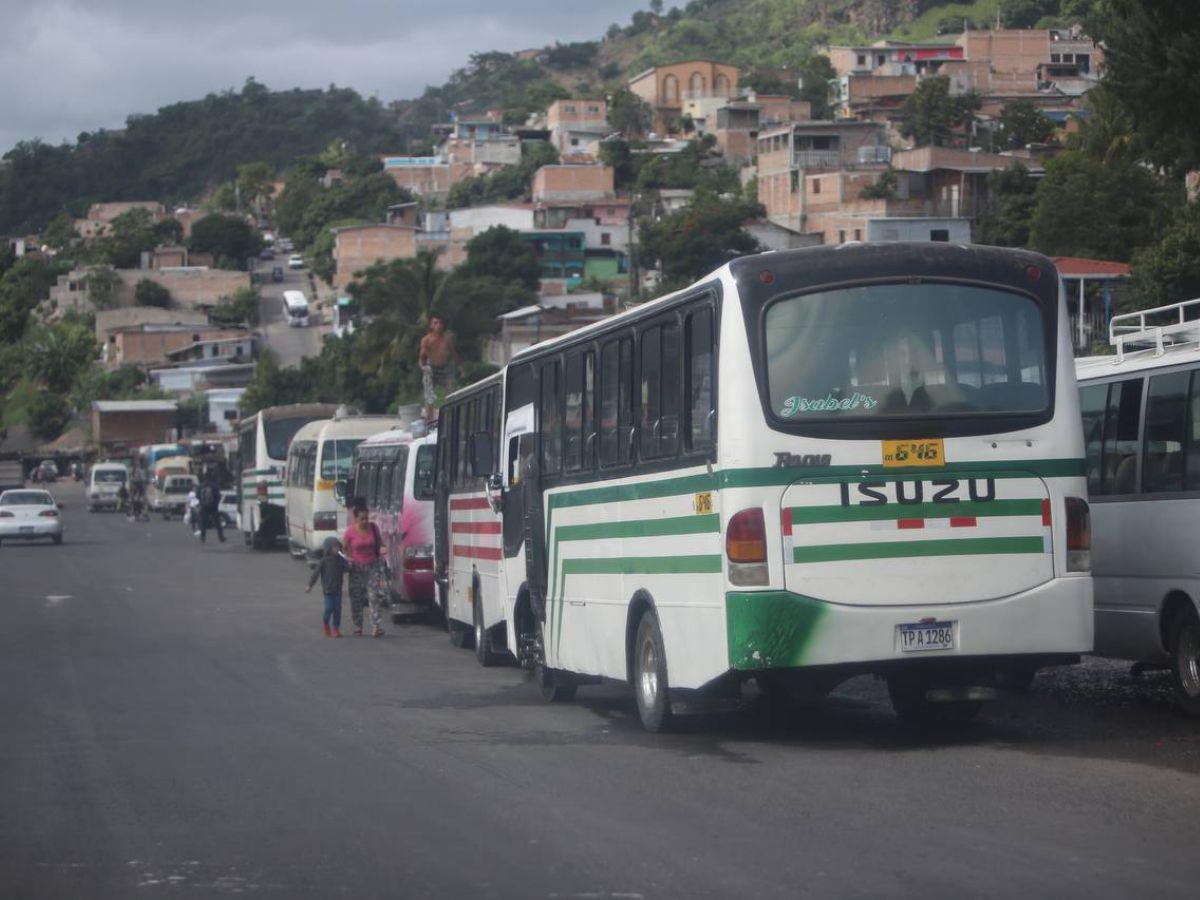 Transportistas suspenden paro de labores pese a no llegar a acuerdos