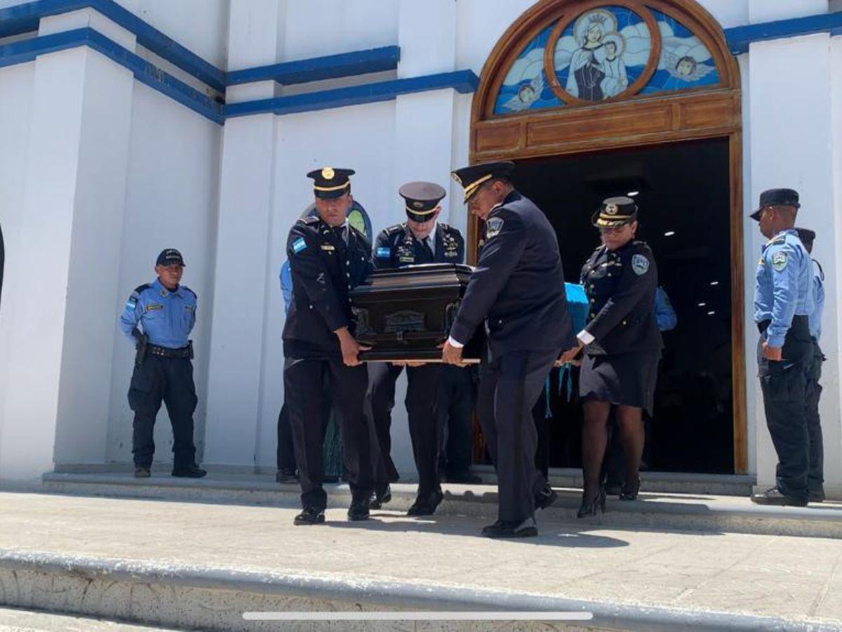 Compañeros cargan el ataúd del héroe policial.