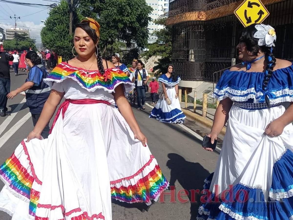 Comunidad LGTBI+ se suma a desfile paralelo en Bulevar Morazán