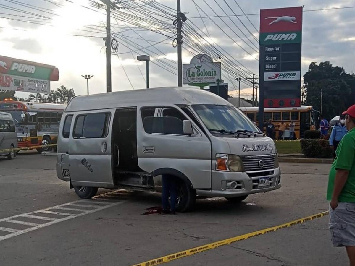 Los cuerpos quedaron en los asientos de la cabina.