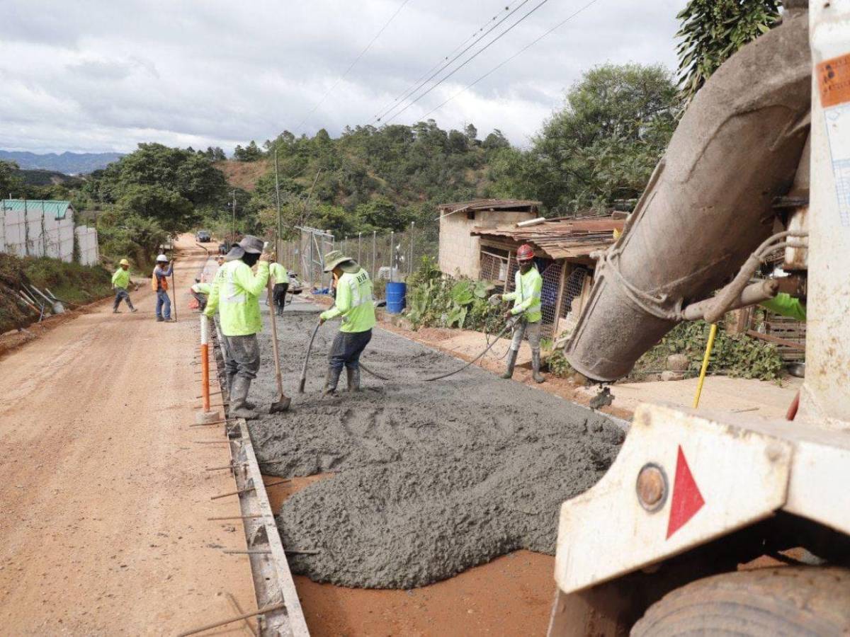 Así avanza la pavimentación de la carretera hacia la aldea de Azacualpa