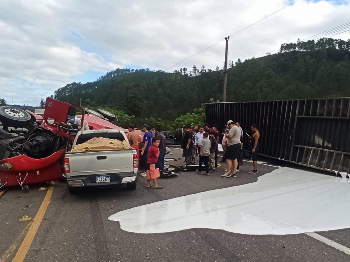 La rastra derramó todo el material que llevaba en su contenedor sobre la carretera.