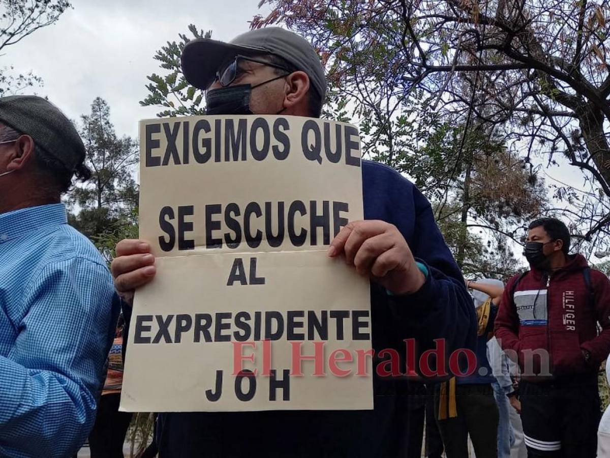 “No está solo”, dicen simpatizantes de JOH que exigen justicia