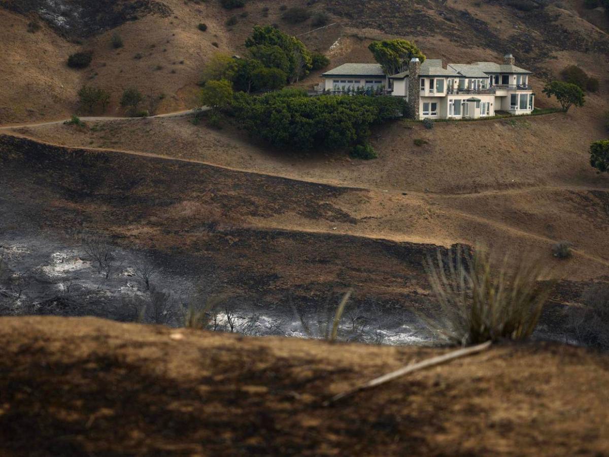 Incendio en Malibú: fuertes vientos propagan sin control las llamas