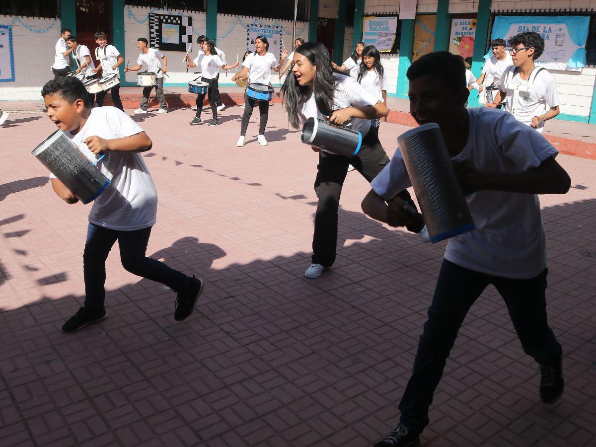 Con acrobacias y coreografía, banda del San Juan Bosco prepara espectáculo en desfiles