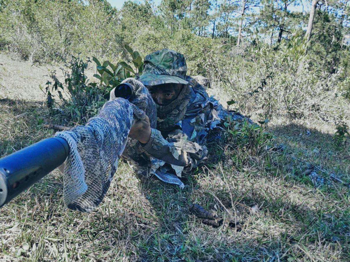 El influencer japonés puso en práctica sus habilidades con el rifle.