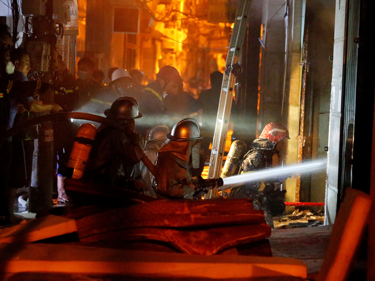 Mueren decenas de personas en incendio en un edificio de apartamentos en Vietnam