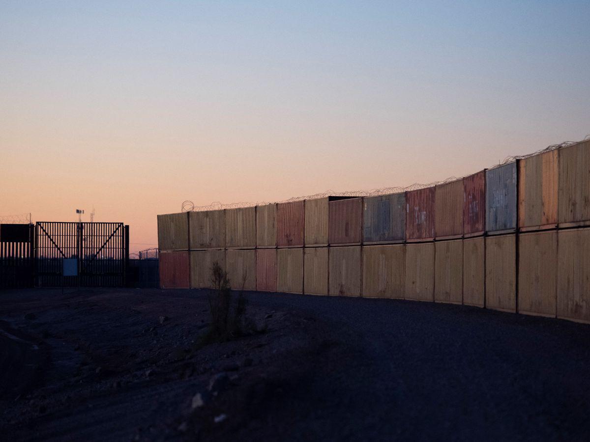 Migrantes critican nuevo muro de contenedores en frontera México-EEUU