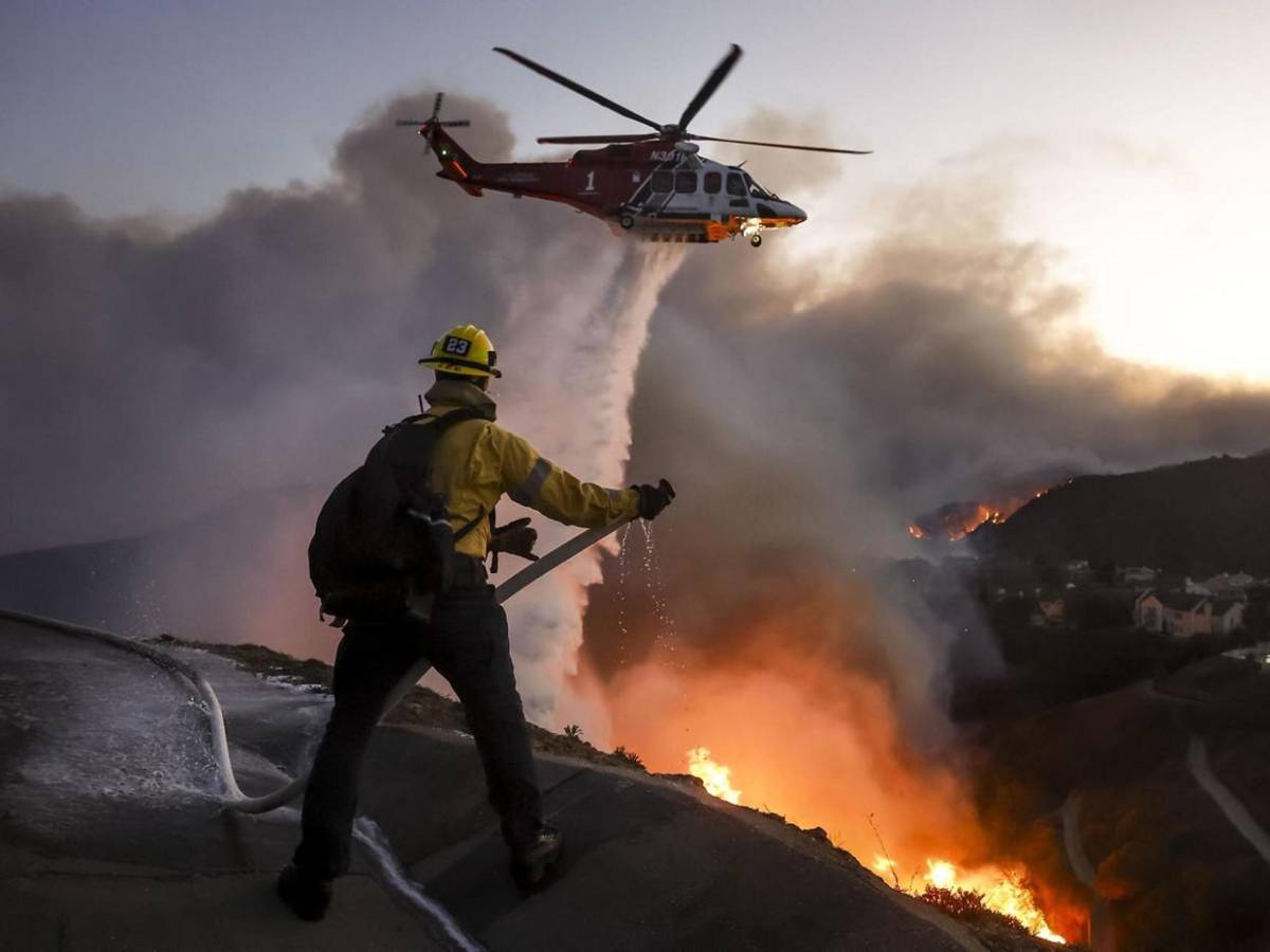 Incendio en Los Ángeles avanza sin control y amenaza a miles a su paso