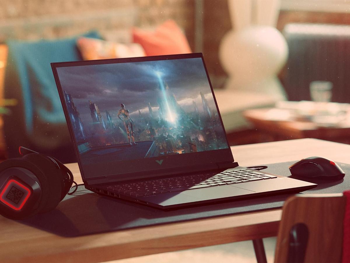 La laptop HP Victus 16-D0503LA cuenta con Unidad de Estado Sólido (SSD), 256 GB, memoria RAM 8 GB, procesador Intel Core i5, tarjeta gráfica NVIDIA® GeForce® GTX 1650, Sistema Operativo Windows 11 Home, batería hasta 9 horas.