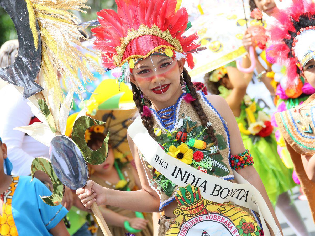 El Distrito Central se llenó de civismo con desfile de 400 escuelas