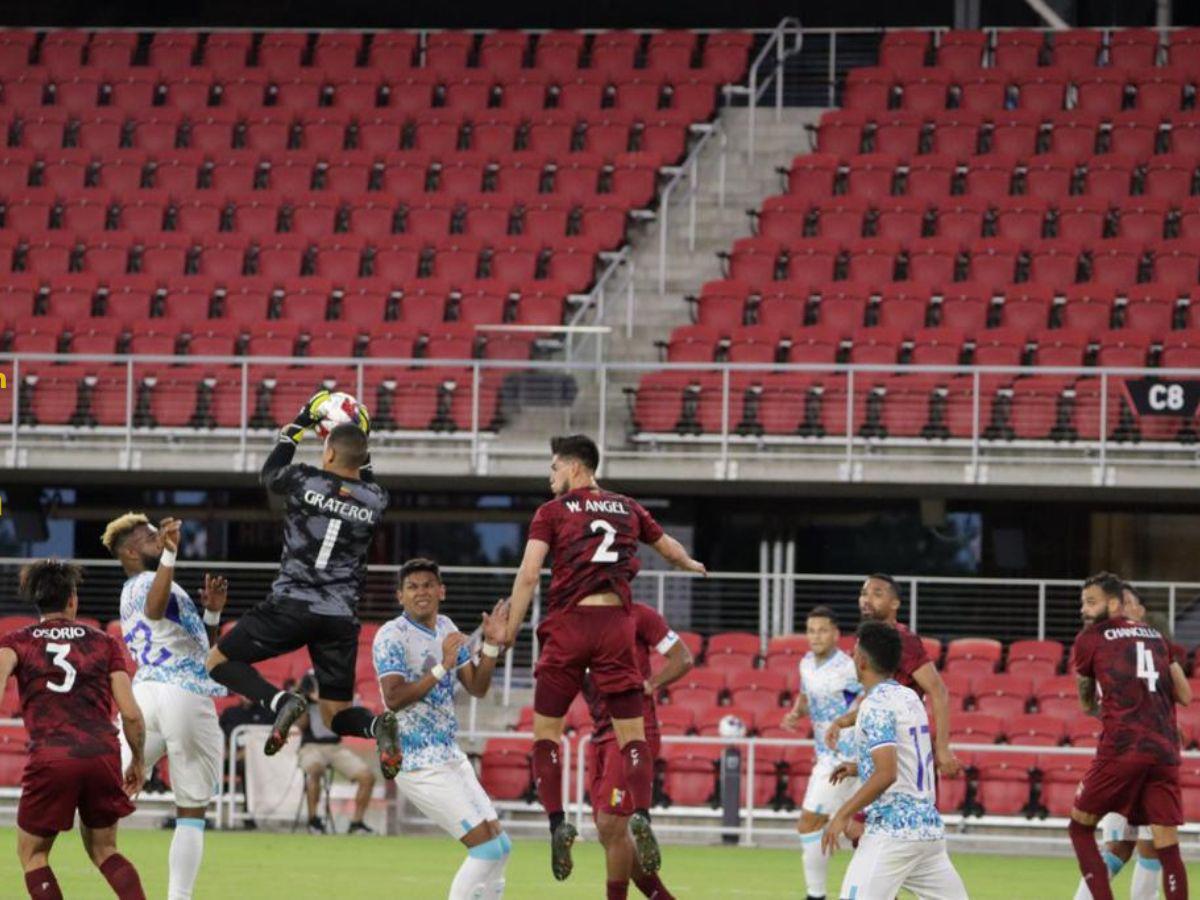 El porteo de Venezuela se quedó con el balón tras un tiro libre de Honduras.