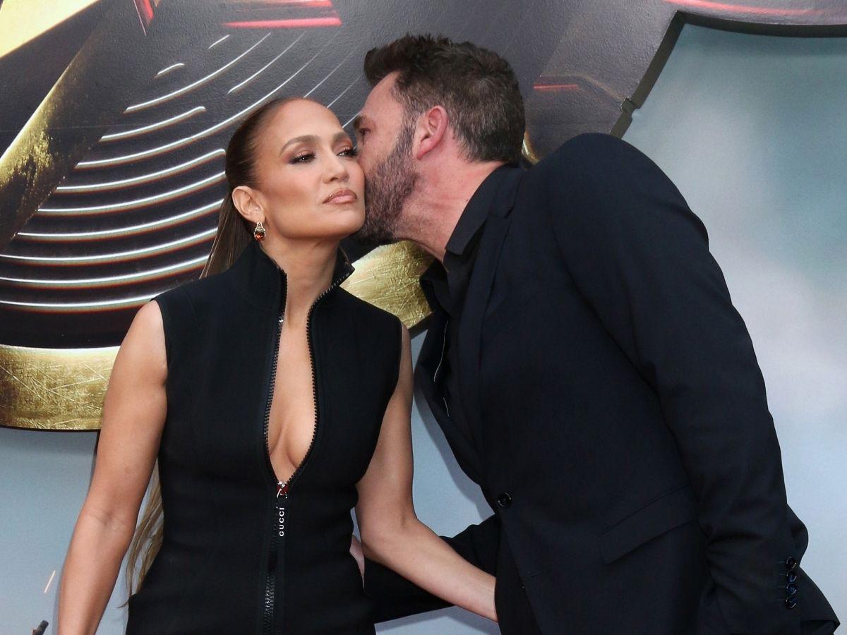 JLo y Ben Affleck son captados “besándose y tomados de la mano”