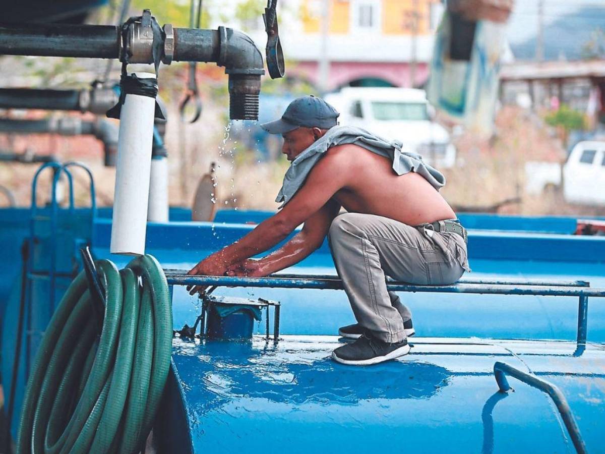 Analizan ampliar hasta fines de semana venta de agua a cisternas