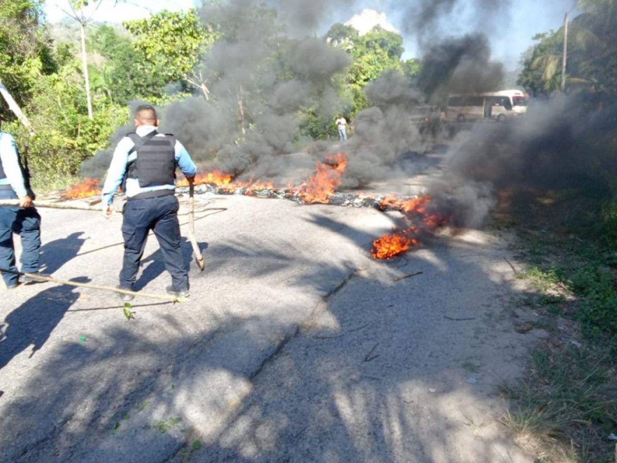 Pobladores bloquean carretera CA-13 por constantes apagones en Colón