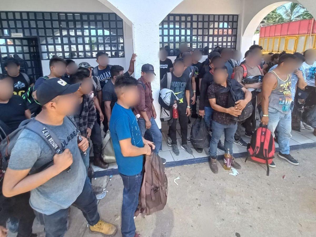 Rescatan a 129 migrantes, entre ellos niños hondureños, que viajaban en la caja de un camión en Veracruz