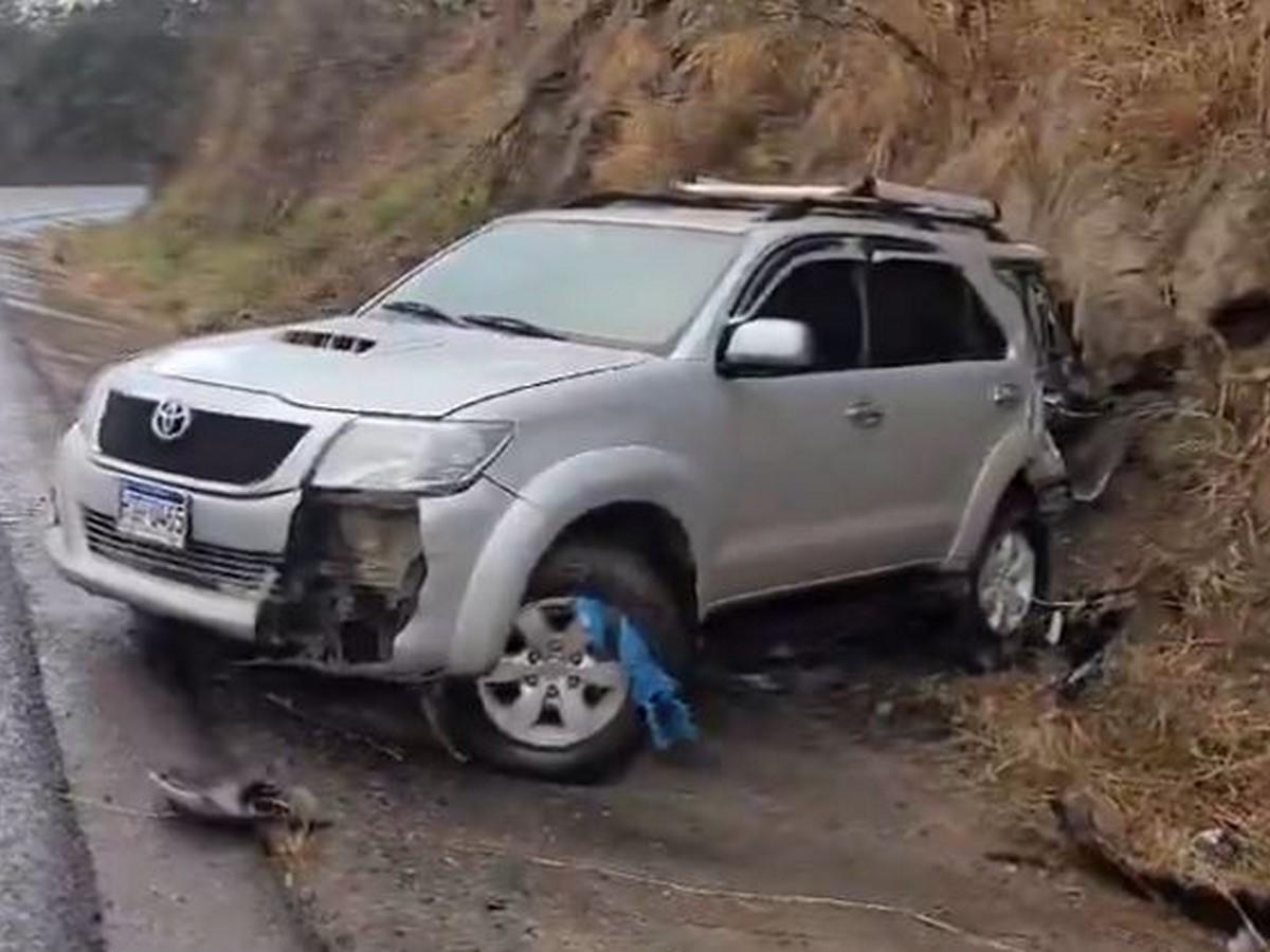 El conductor que sufrió el percance en la carretera a Olancho terminó impactando contra un paredón.