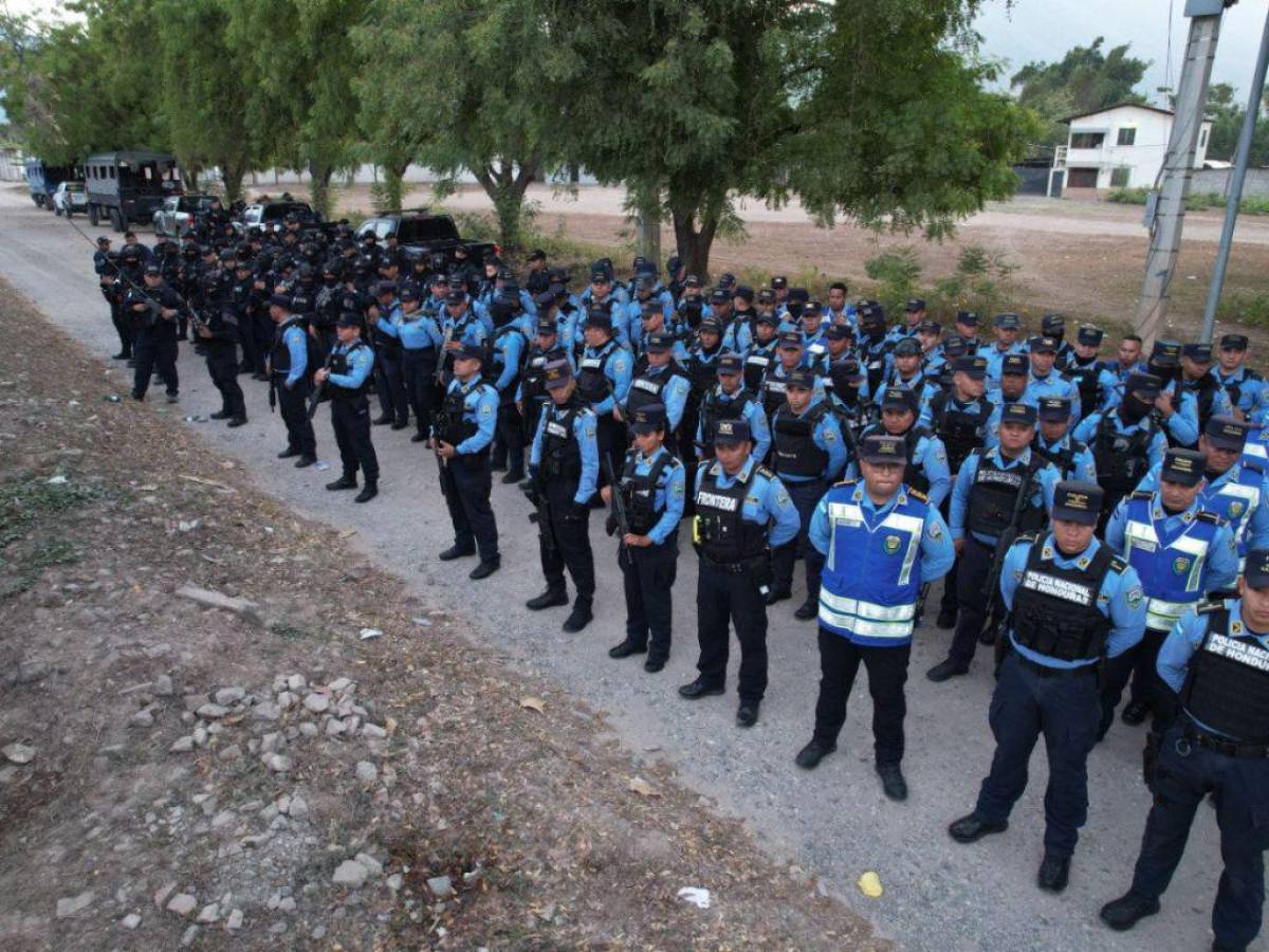 Al menos 500 agentes policiales se encargaron de realizar la intervención en el centro penal de Olanchito, Yoro.