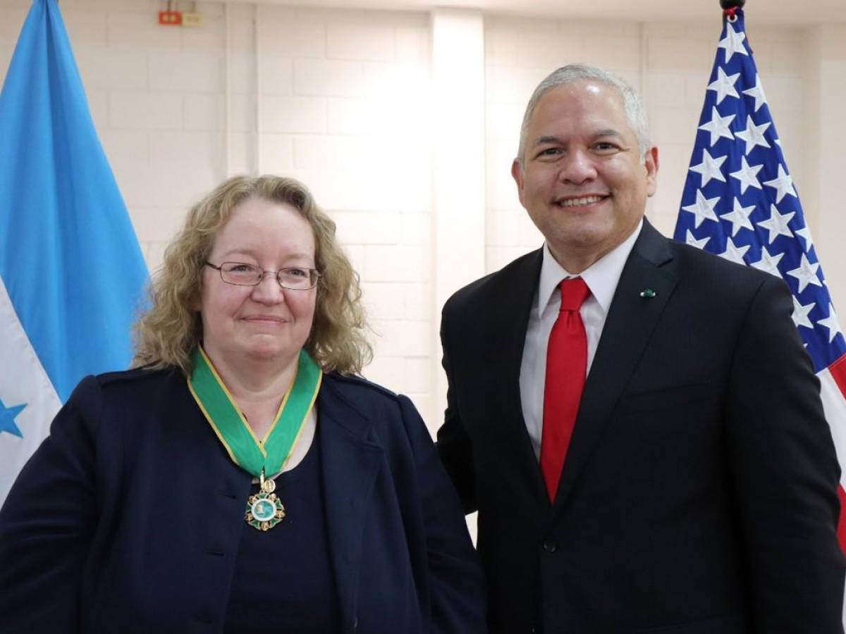 Condecoran con la orden “José Cecilio del Valle” a encargada de negocios de EEUU, Colleen Hoey