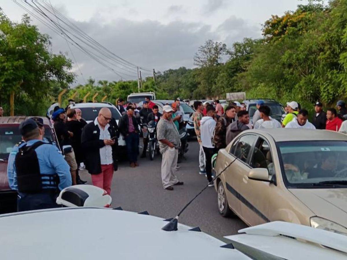 Pobladores de la colonia Villeda Morales protestan para exigir reparación de carretera