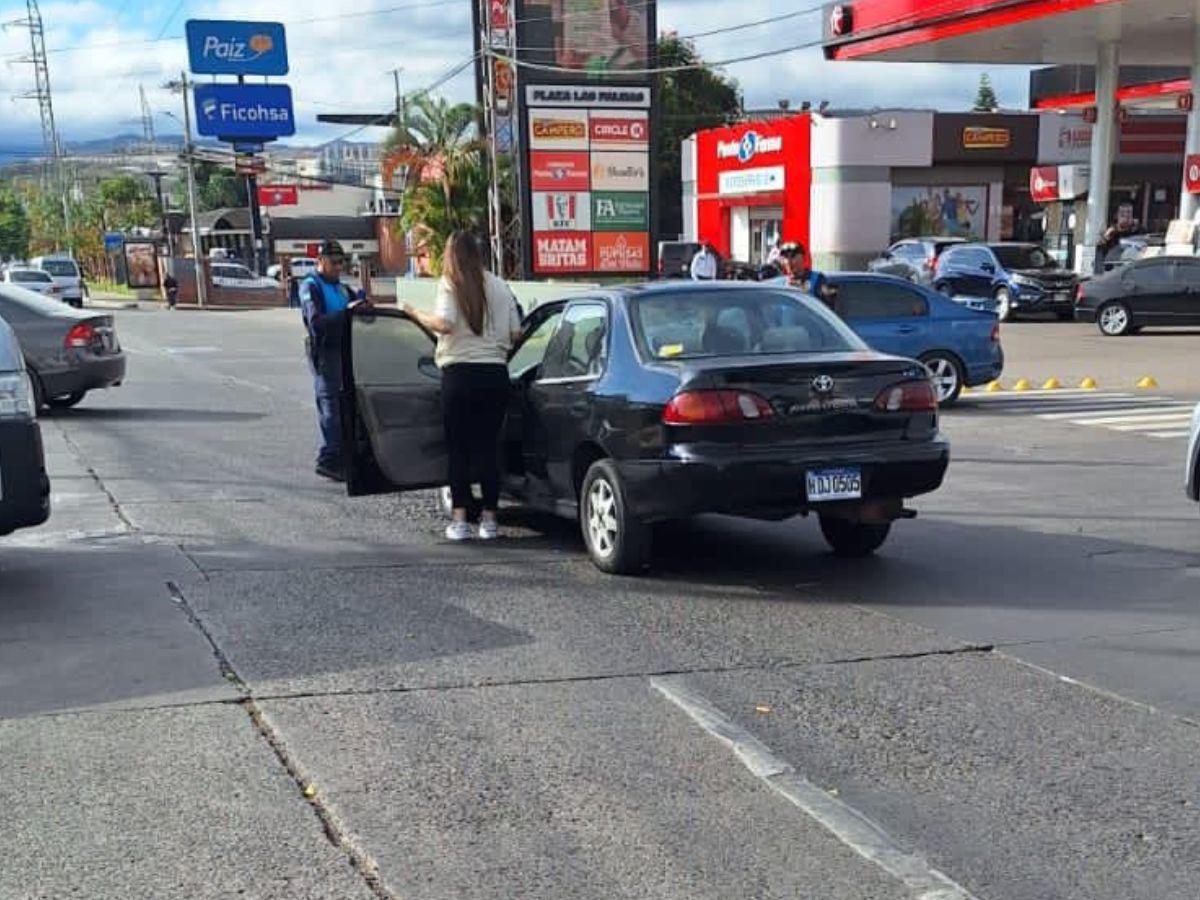 Esta es la imagen del agente parado frente al vehículo antes de que la joven lo atropellara.