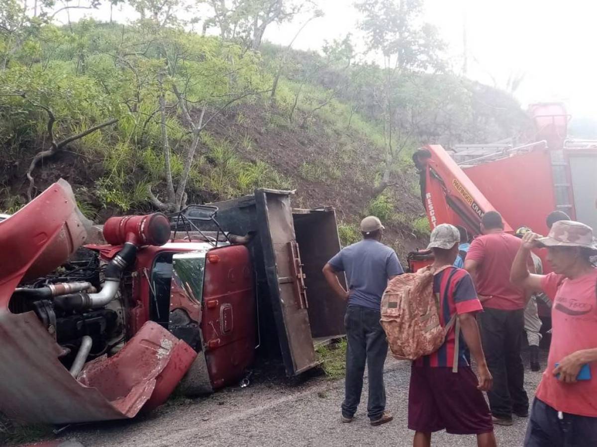 Conductor de volqueta muere tras quedar debajo del pesado vehículo en Comayagua