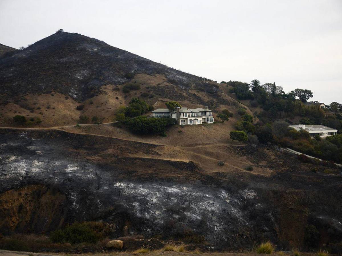 Incendio en Malibú: fuertes vientos propagan sin control las llamas