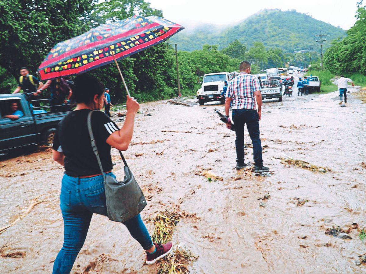 Onda tropical provoca lluvias en las zonas centro, sur y oriente del país