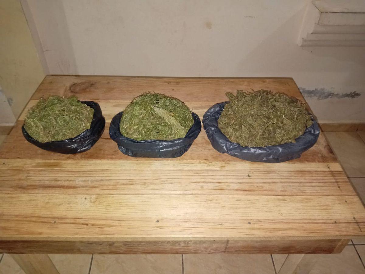 Estos son los paquetes con marihuana que les fueron decomisados.