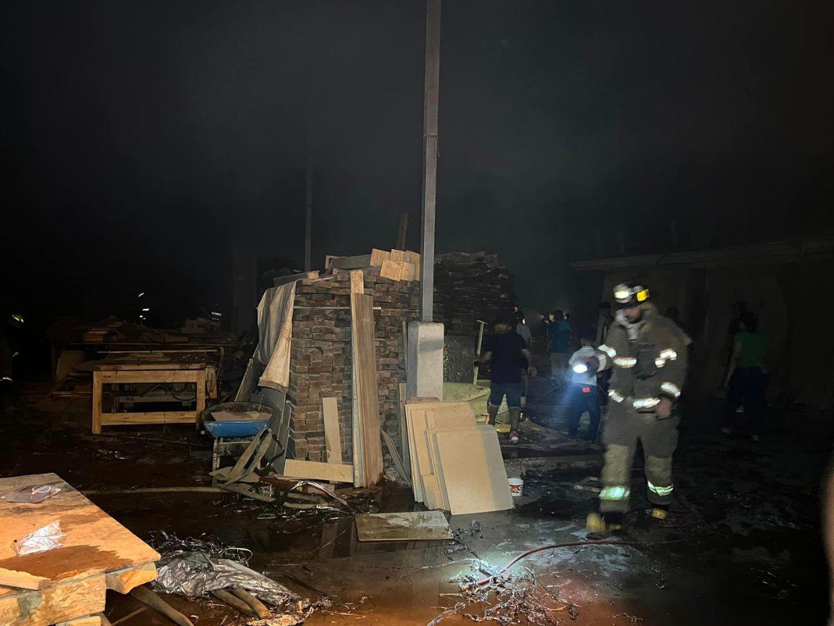 Los bomberos inspeccionaron que el fuego se haya extinguido por completo.