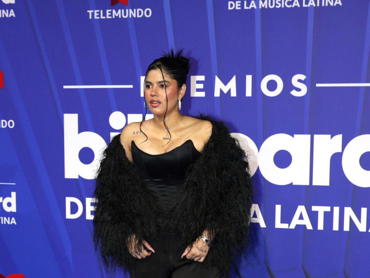 Alfombra azul Latin Billboard 2024: Negro, elegancia y atrevimiento