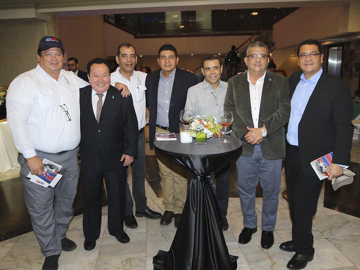 <i>Los asistentes disfrutaron de una noche de networking y camaradería en el coctel de clausura del Foro Nacional de Infraestructura.</i>