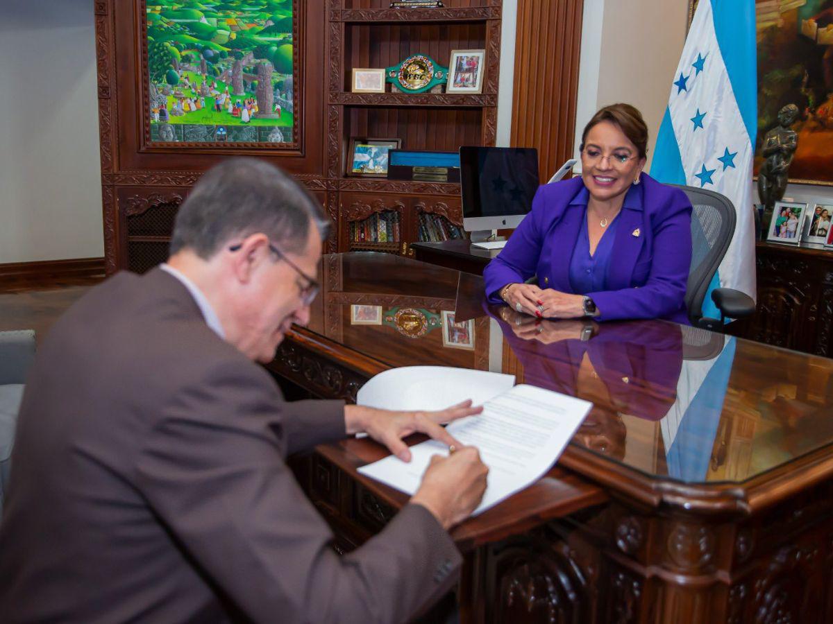 Así fue el momento en que Xiomara Castro y José Manuel Matheu firmaron el cuestionado acuerdo.