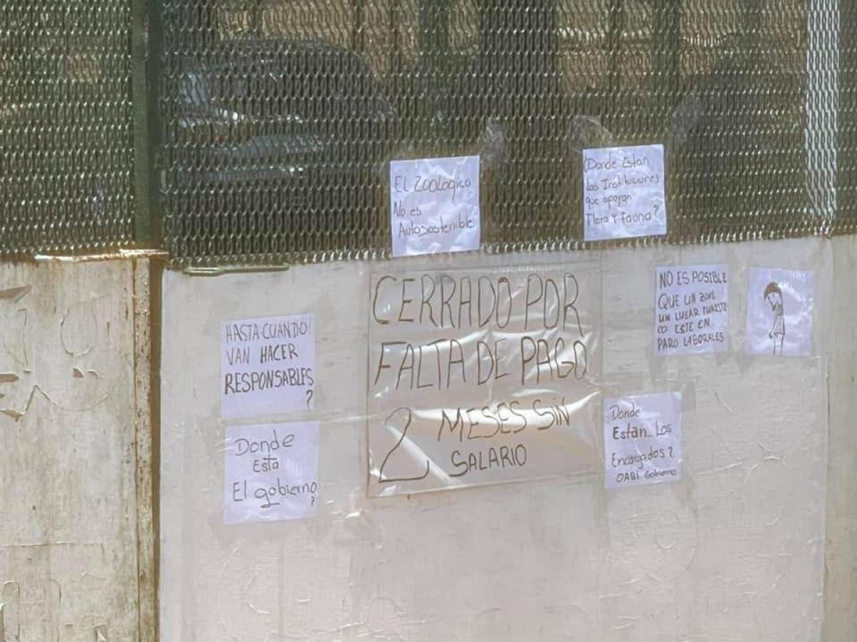 El personal puso estos carteles en el portón principal alegando falta de pago.