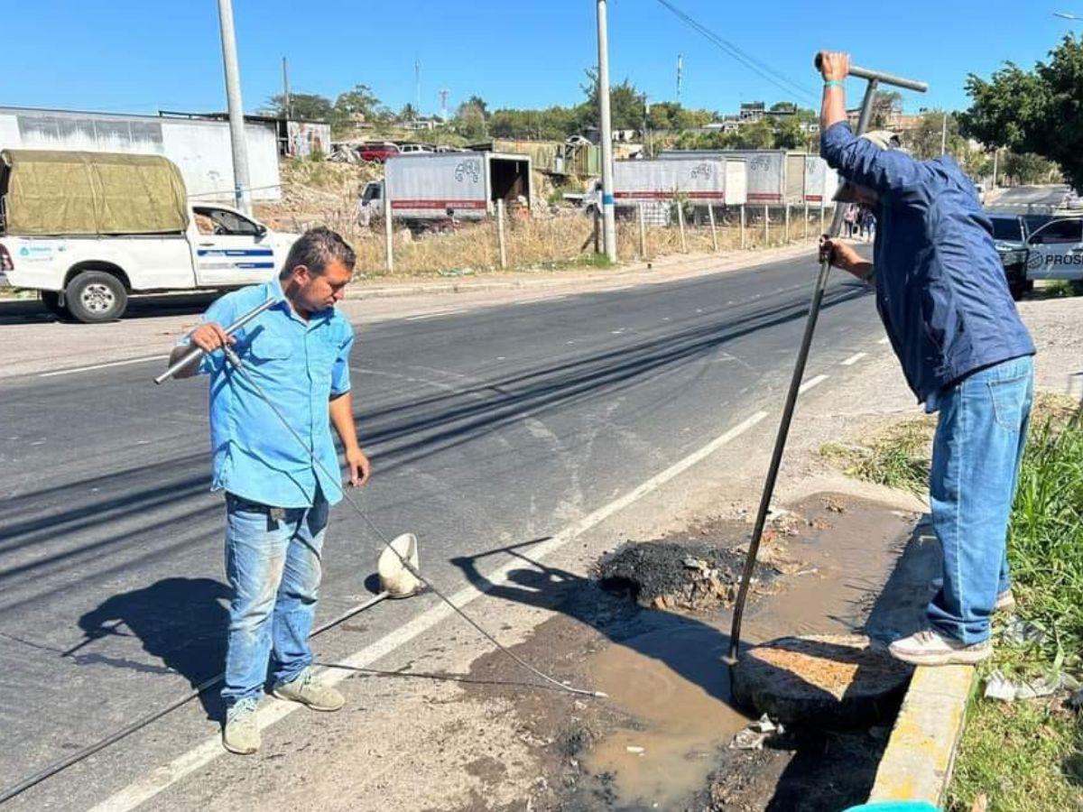 El principal método que utiliza la UMAPS es el manual a través de los obreros conocidos como “varilleros”, si ellos no logran resolver el problema pueden utilizar bombas para la succión.