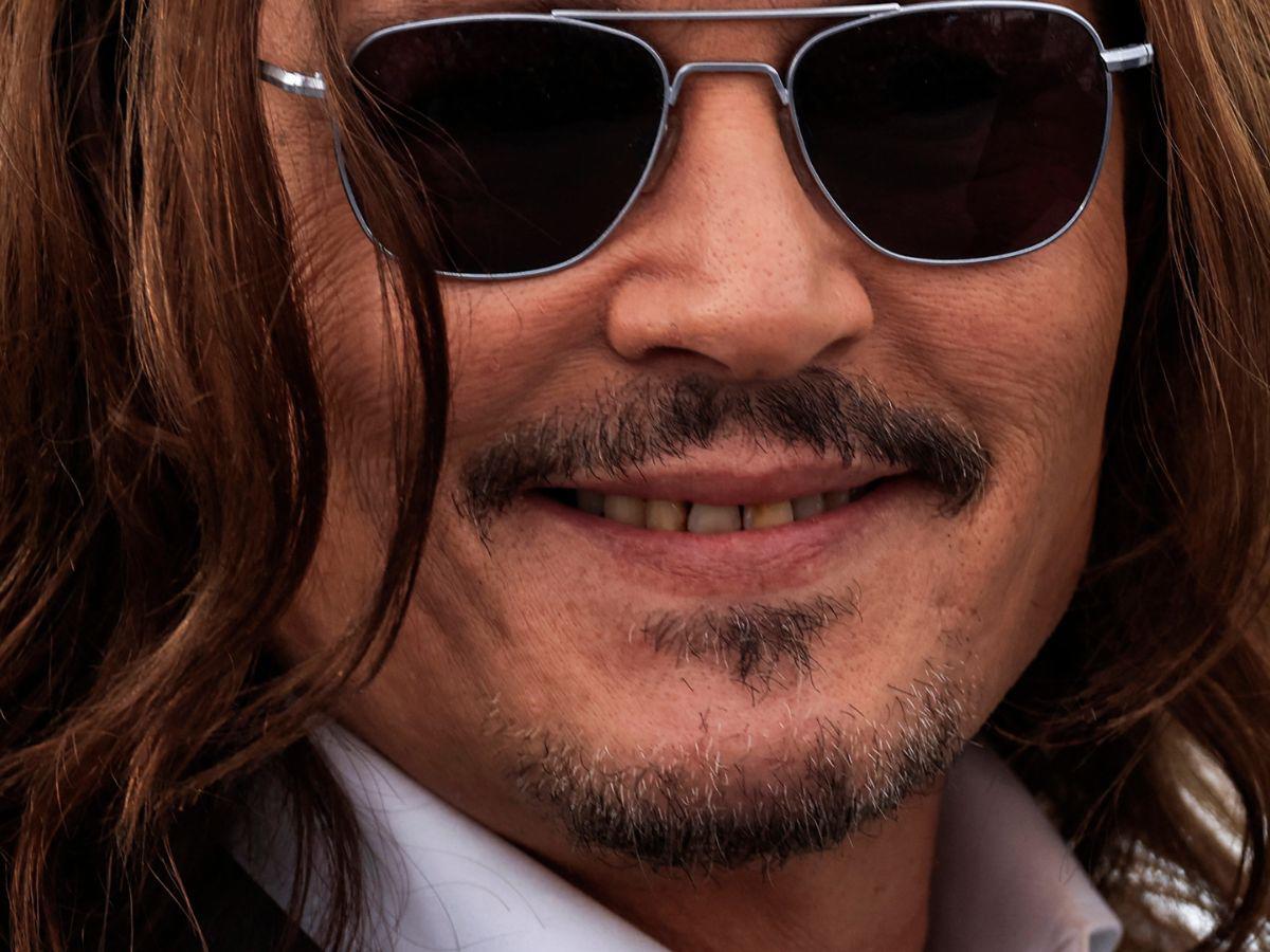 Los dientes amarillos de Johnny Depp fueron tendencia en redes sociales.