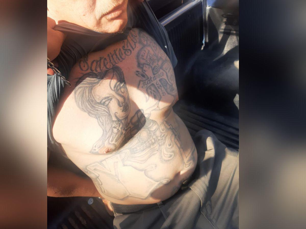 El cuerpo del salvadoreño presenta tatuajes alusivos a la Mara Salvatrucha.