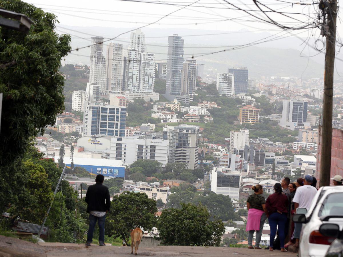 Colapsan más viviendas en la colonia Guillén por los deslizamientos