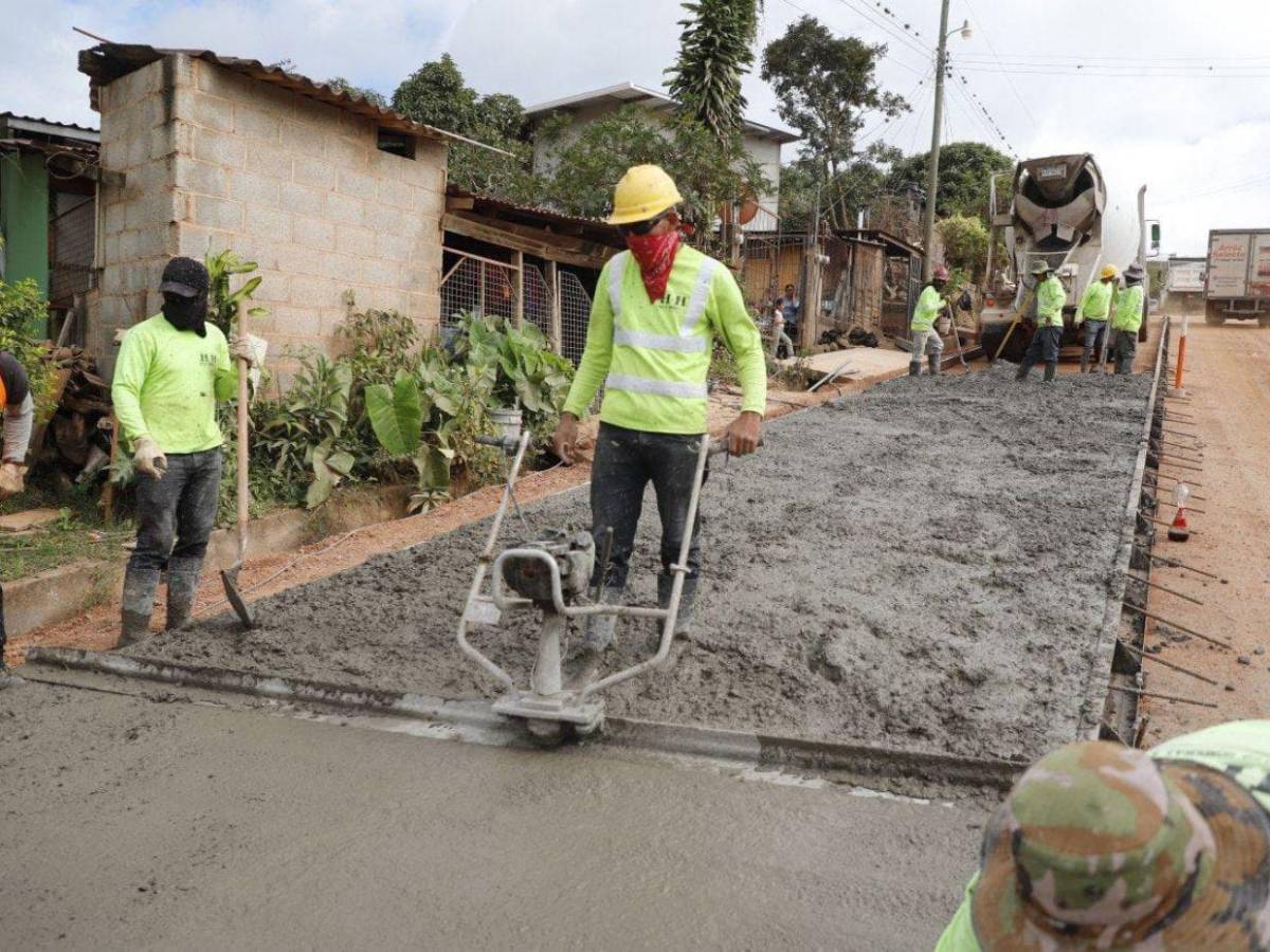 Así avanza la pavimentación de la carretera hacia la aldea de Azacualpa