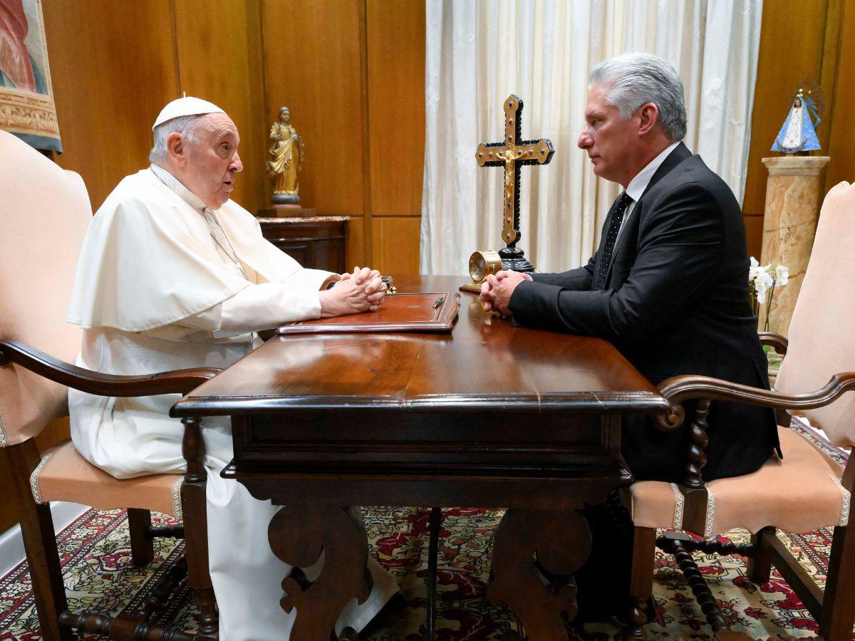 Presidente de Cuba se reúne con el papa Francisco en El Vaticano