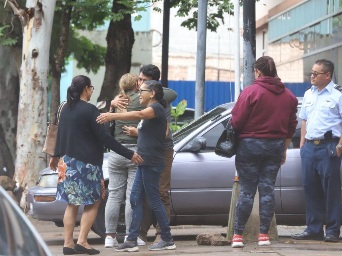 Momento en que familiares se muestran consternados al momento de reclamar el cadáver de su pariente.