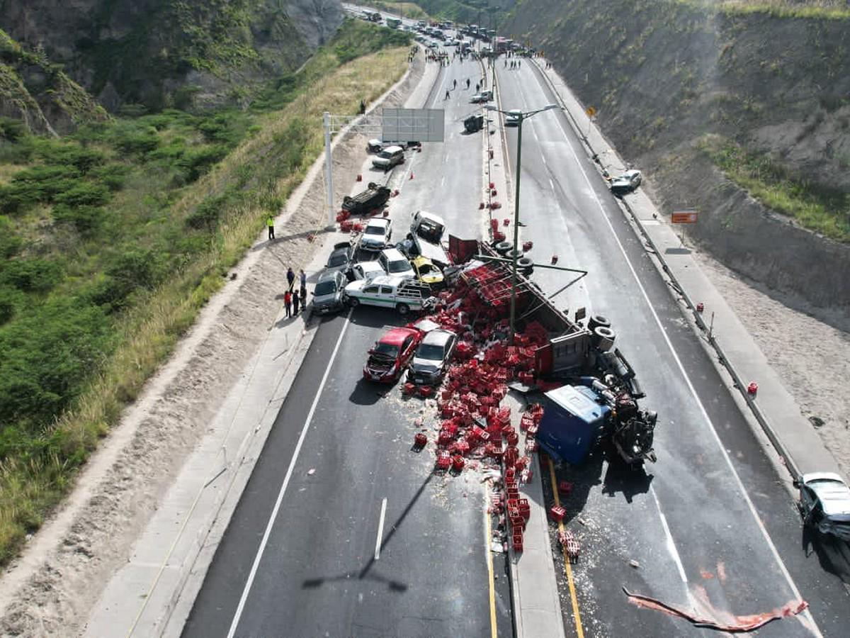 Accidente de 23 vehículos en Ecuador dejó tres muertos y 15 heridos